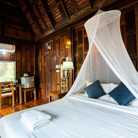 Lamphurai Riverside Resort And Spa Трат Екстериор снимка